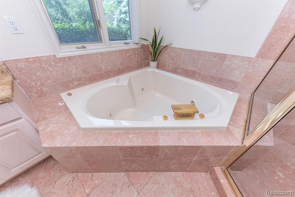 5003 HICKORY POINTE Drive, Orchard Lake Village, MI 48323 — Photo 44