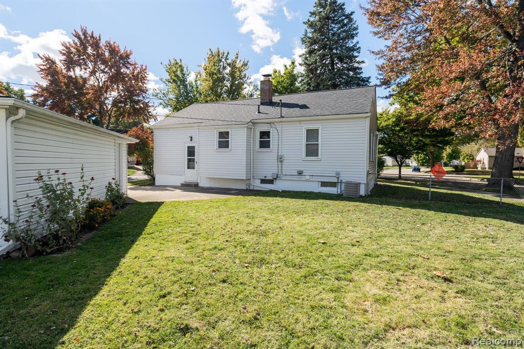 569 Chippewa Street, Mount Clemens, MI 48043 — Photo 24