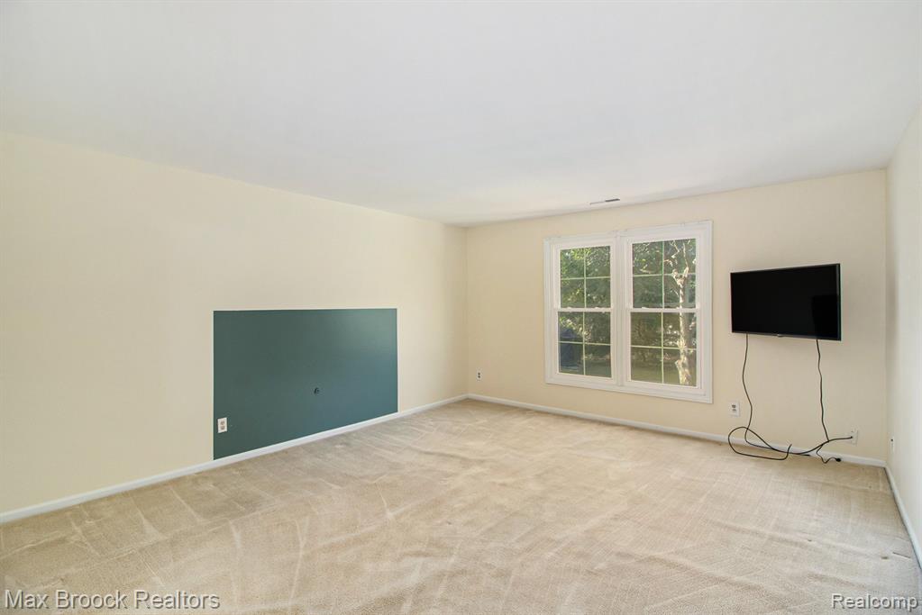19710 W 13 Mile Road, 105, Beverly Hills, MI 48025 — Photo 11