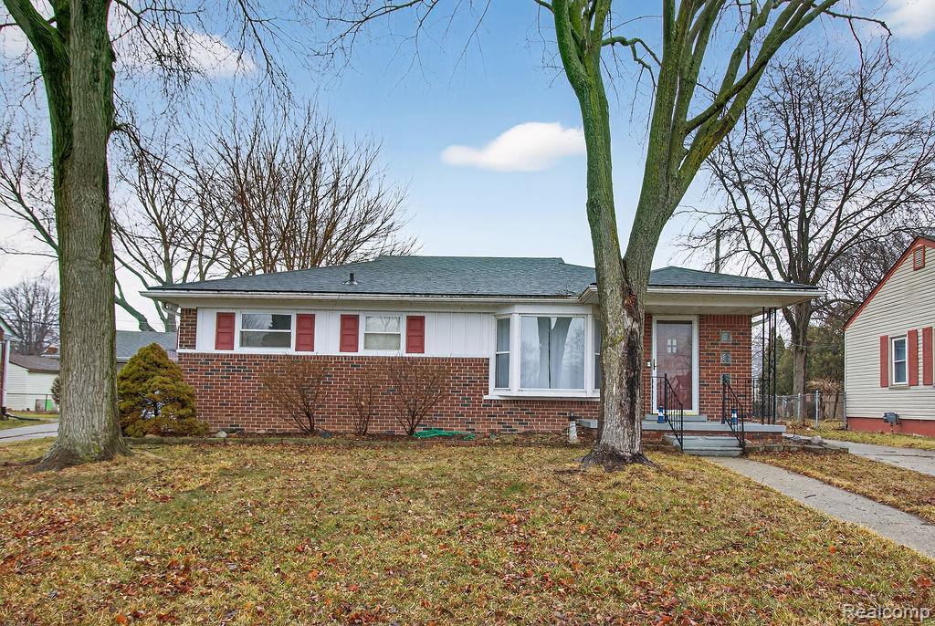 829 Chippewa Street, Mount Clemens, MI 48043 — front exterior