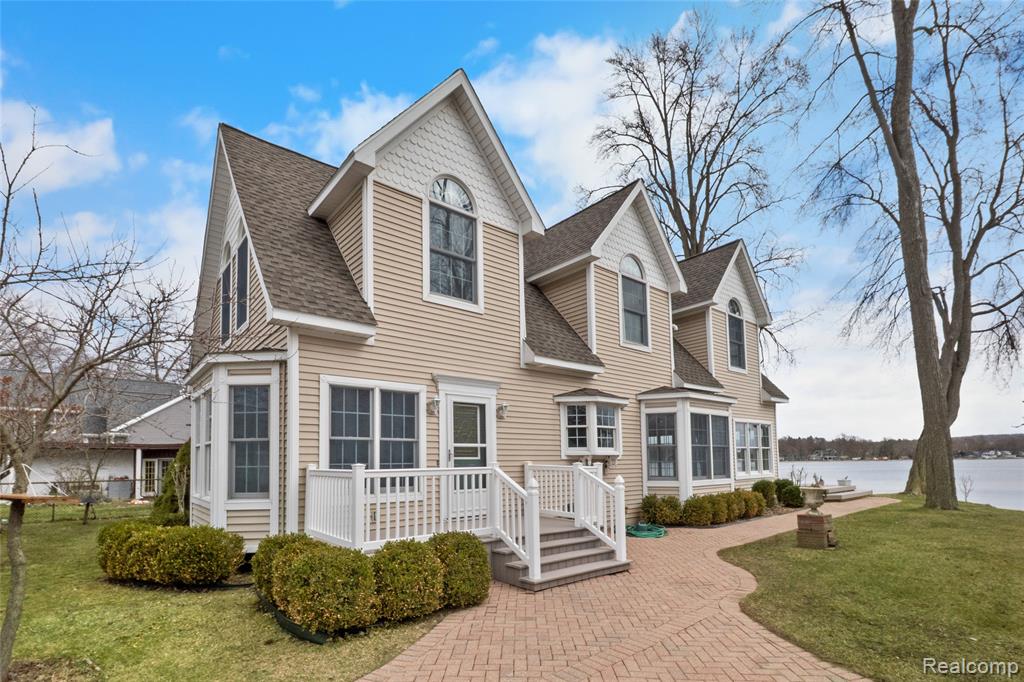 1382 Nita, Pinckney, MI 48169 — front exterior
