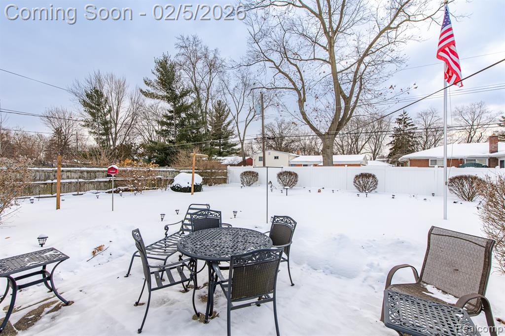 21123 Laurelwood Street, Farmington, MI 48336 — Photo 32