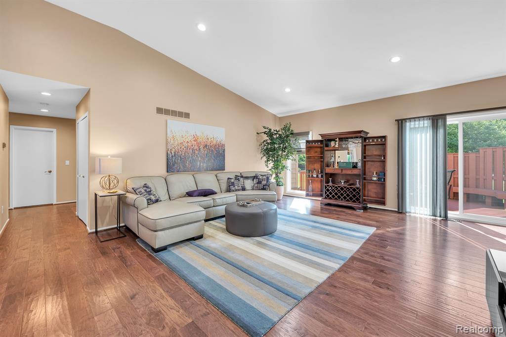 5039 LAGOONS Circle S, West Bloomfield, MI 48323 — Photo 17
