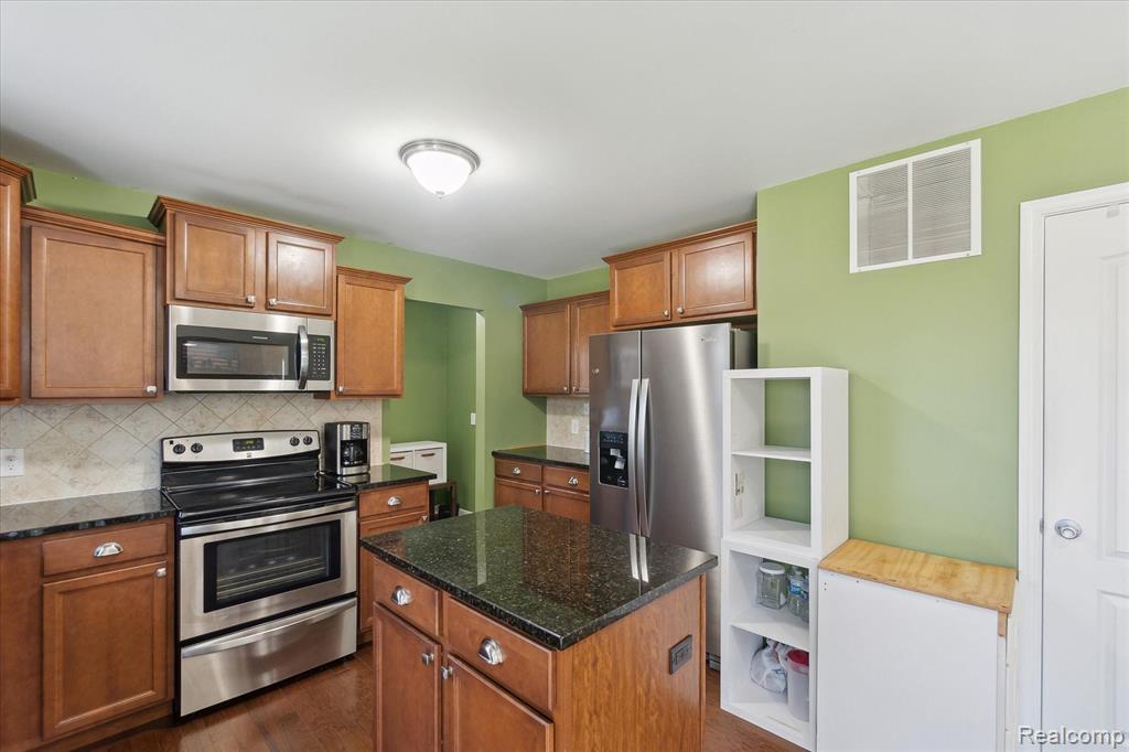 658 GLENLIVET Street, Howell, MI 48843 — Photo 14