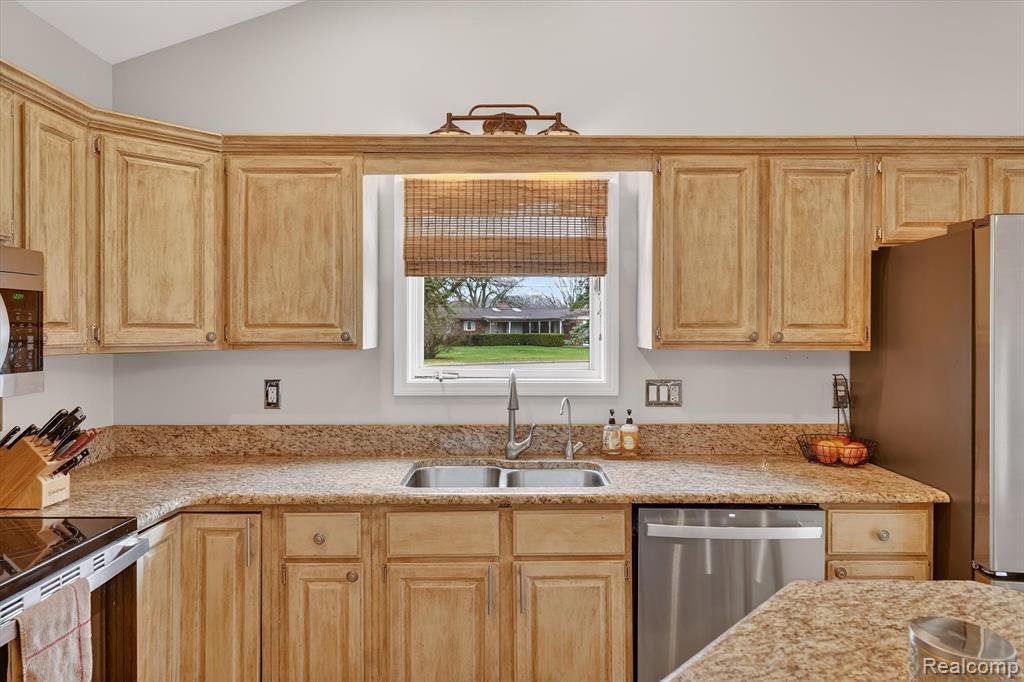 16147 Silvercrest Drive, Fenton, MI 48430 — Photo 15