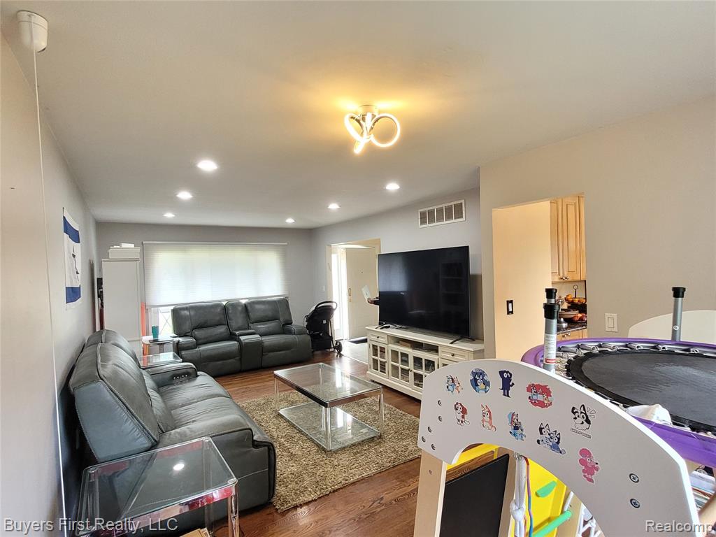 26040 Marlowe Place, Oak Park, MI 48237 — Photo 10