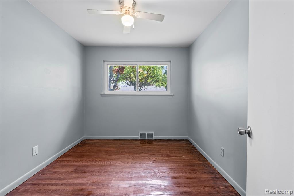 8631 WHITEFIELD Street, Dearborn Heights, MI 48127 — Photo 10