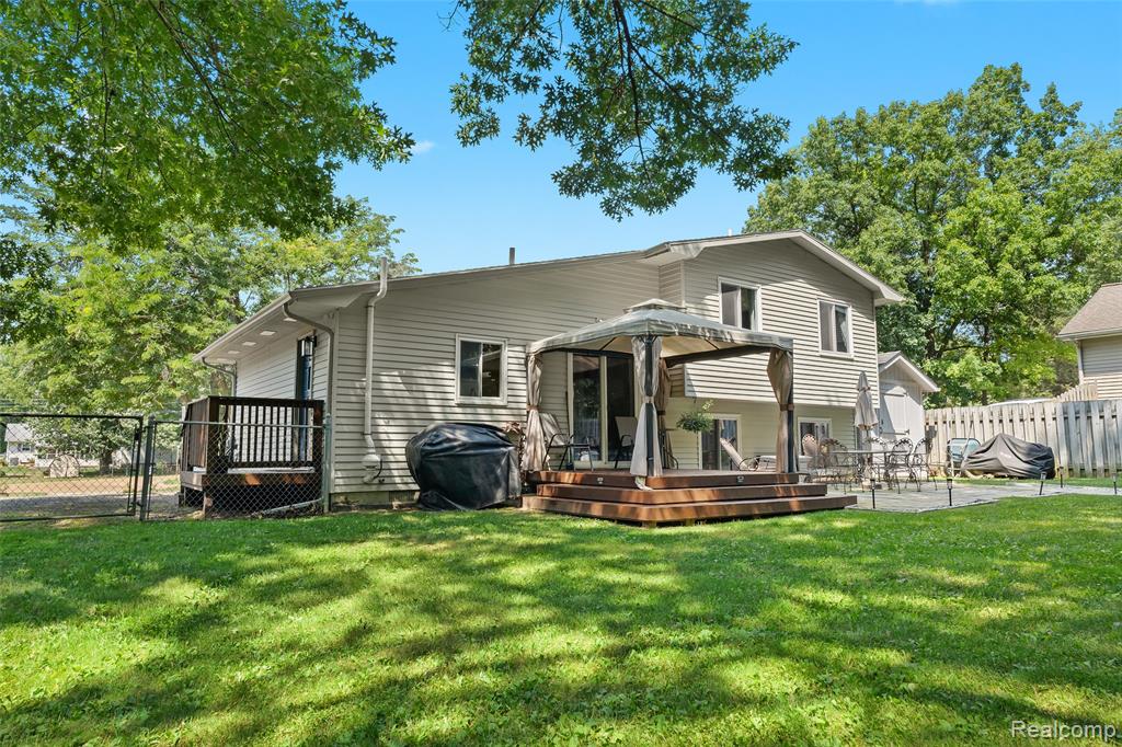 9438 Waite Drive, Fenton, MI 48430 — Photo 25