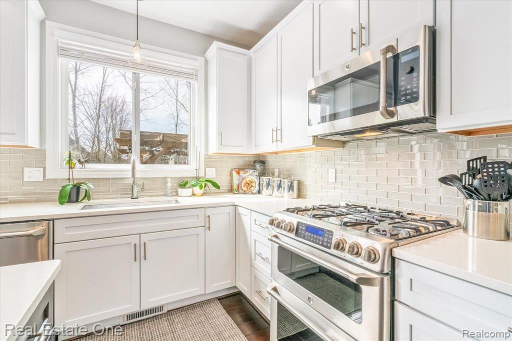 48025 E OXFORD Court, Canton, MI 48187 — Photo 35