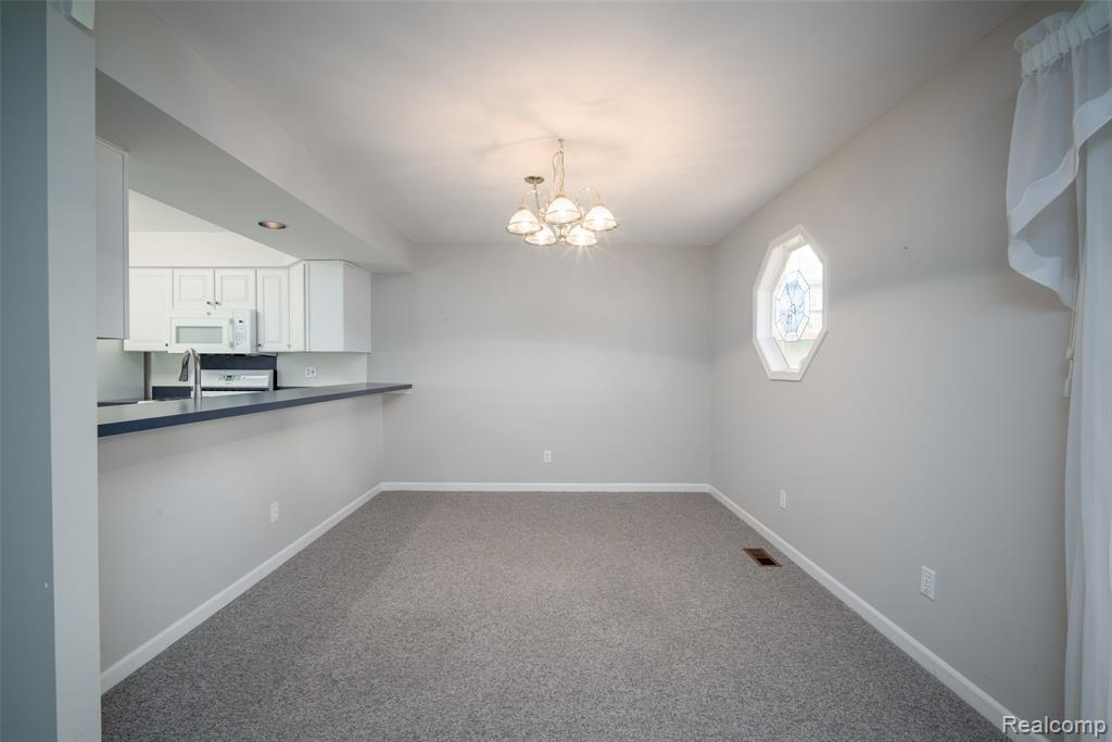 5026 Harbor Oak Drive, Waterford, MI 48329 — Photo 7