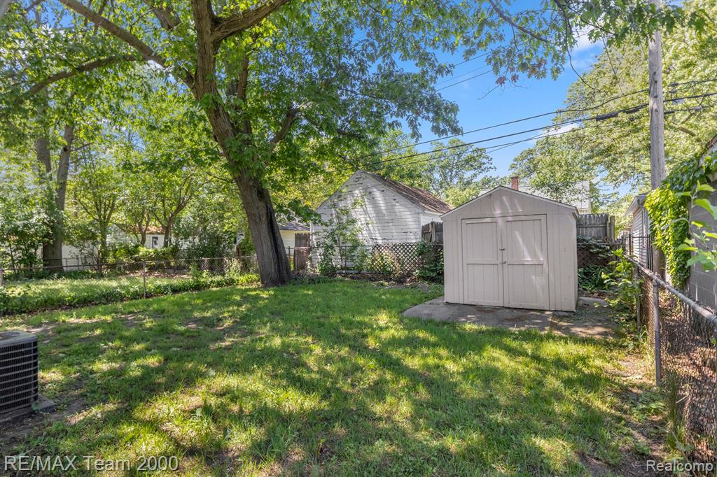 421 GARDENDALE Street, Ferndale, MI 48220 — Photo 8