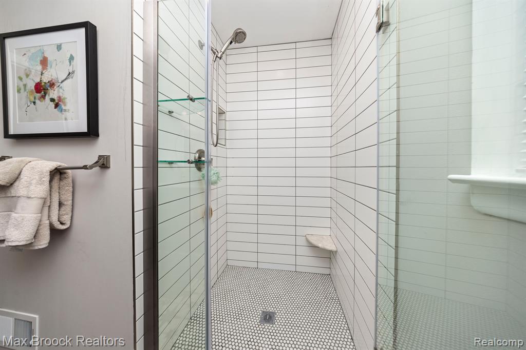 5562 PEBBLESHIRE Road, Bloomfield Hills, MI 48301 — Photo 33