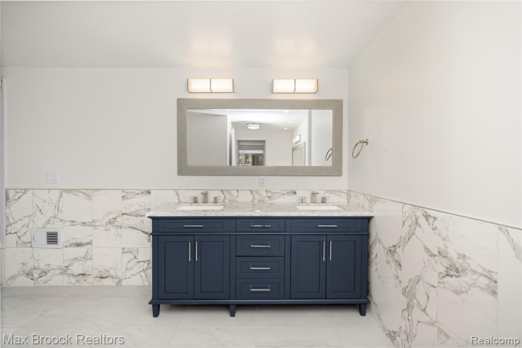 4490 Strathdale Lane, West Bloomfield, MI 48323 — Photo 38