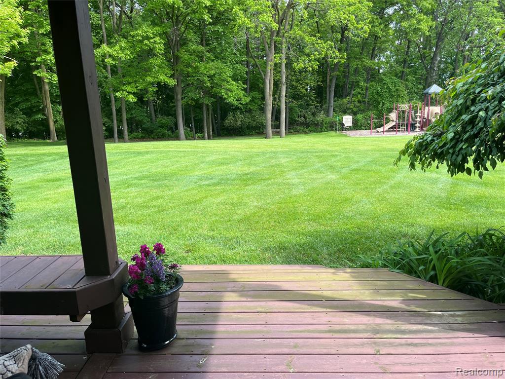 560 Thornridge Drive, Rochester Hills, MI 48307 — Photo 16