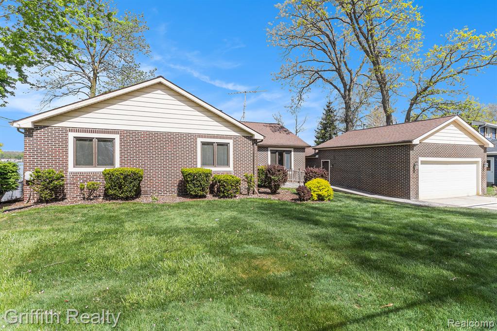 8570 Riverside Drive, Brighton, MI 48116 — Photo 3