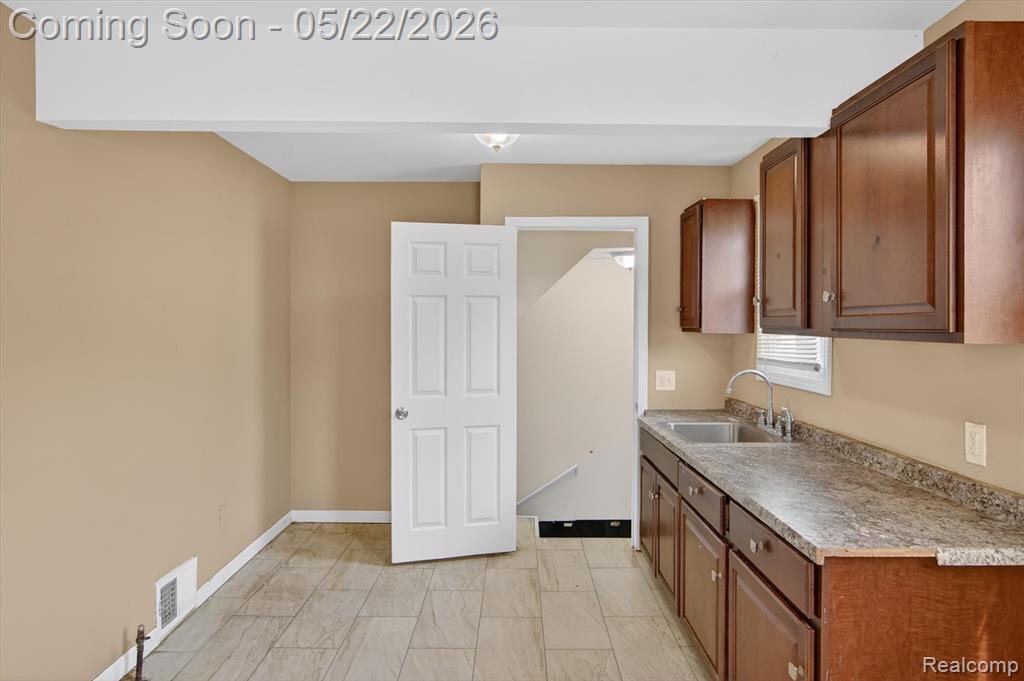 9160 Winthrop Street, Detroit, MI 48228 — Photo 13