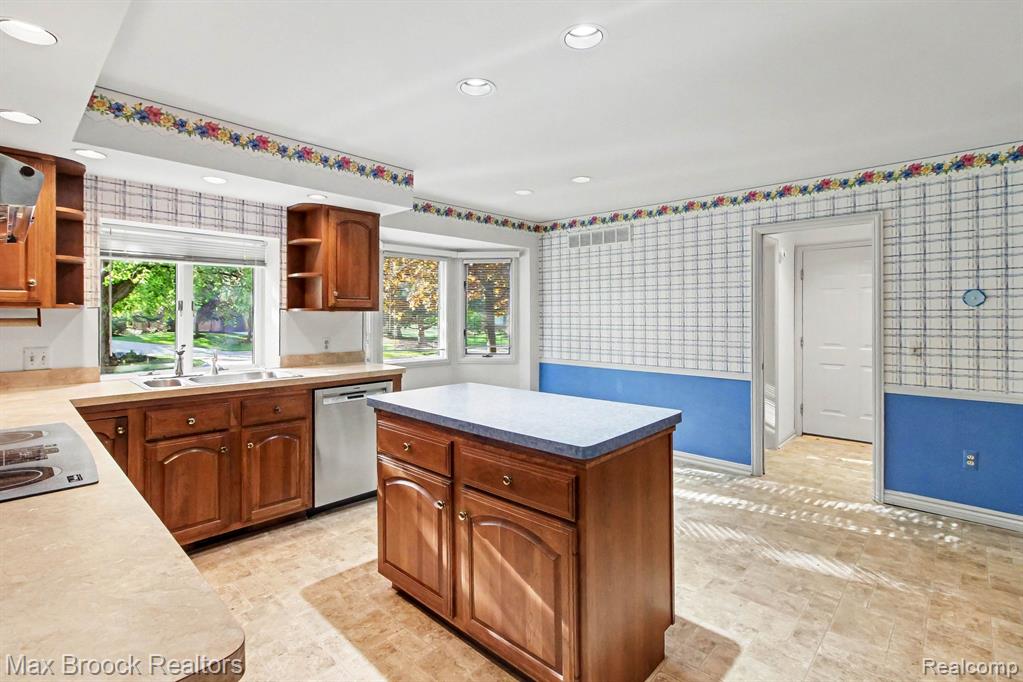 21850 Dover Court, Beverly Hills, MI 48025 — Photo 10