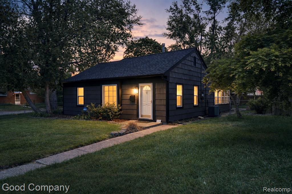 626 E Windemere Avenue, Royal Oak, MI 48073 — Photo 2