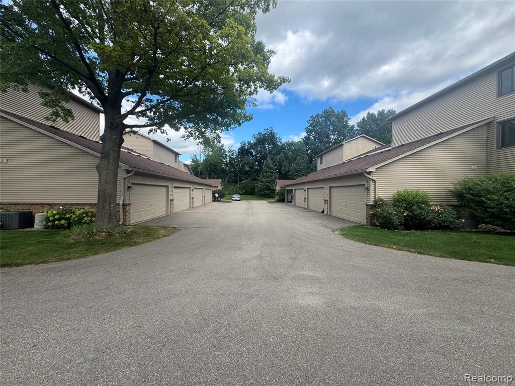 7863 Woodingham, West Bloomfield, MI — Photo 39