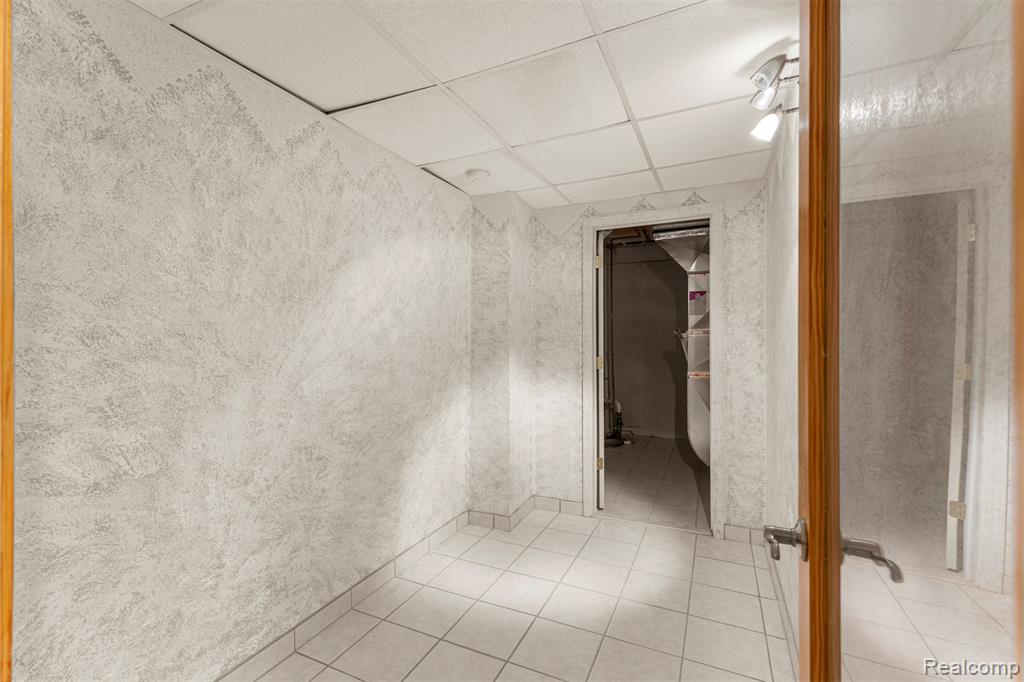 23395 Mission Lane, Farmington, MI 48335 — Photo 54