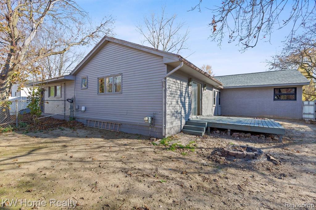 629 E CREST Lane, South Lyon, MI 48178 — Photo 4