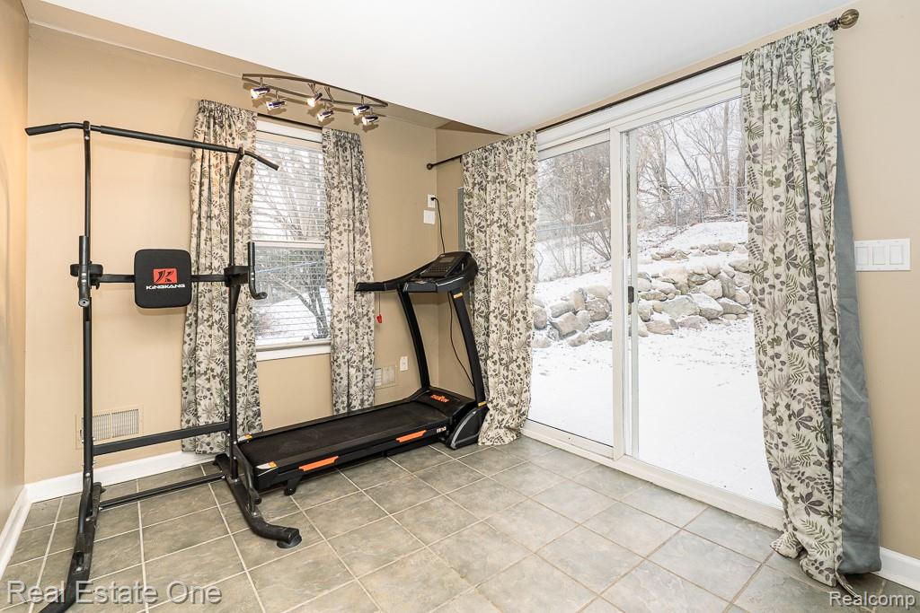 8955 Maplewood Avenue, Clarkston, MI 48348 — Photo 17