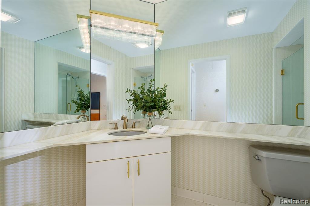 2462 HICKORY GLEN Drive, Bloomfield Hills, MI 48304 — Photo 16