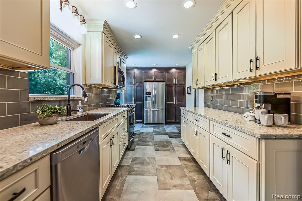 4990 Broomfield Lane, West Bloomfield, MI — Photo 23