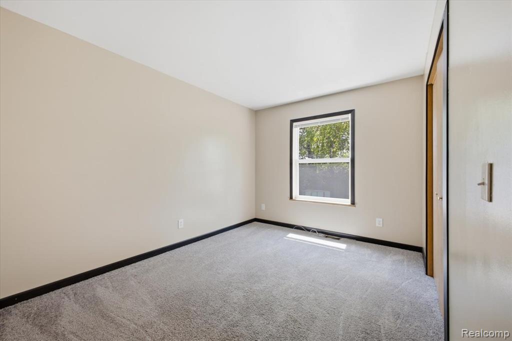 879 Barren Oaks Drive, Pontiac, MI 48341 — Photo 19