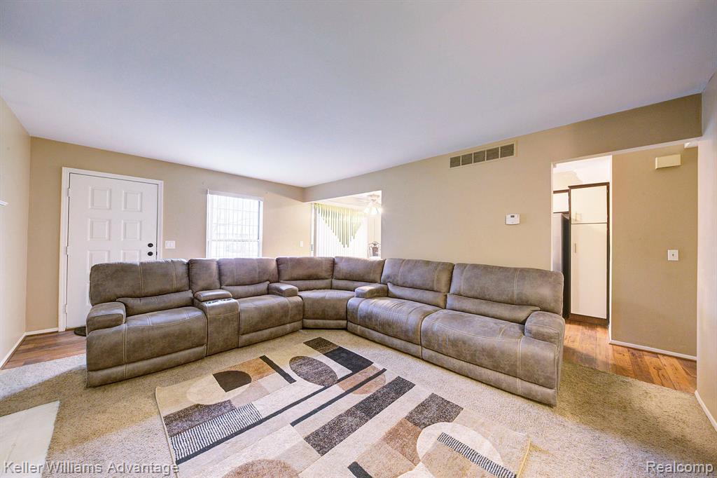 1612 WIMBLEDON Drive, Walled Lake, MI 48390 — Photo 3