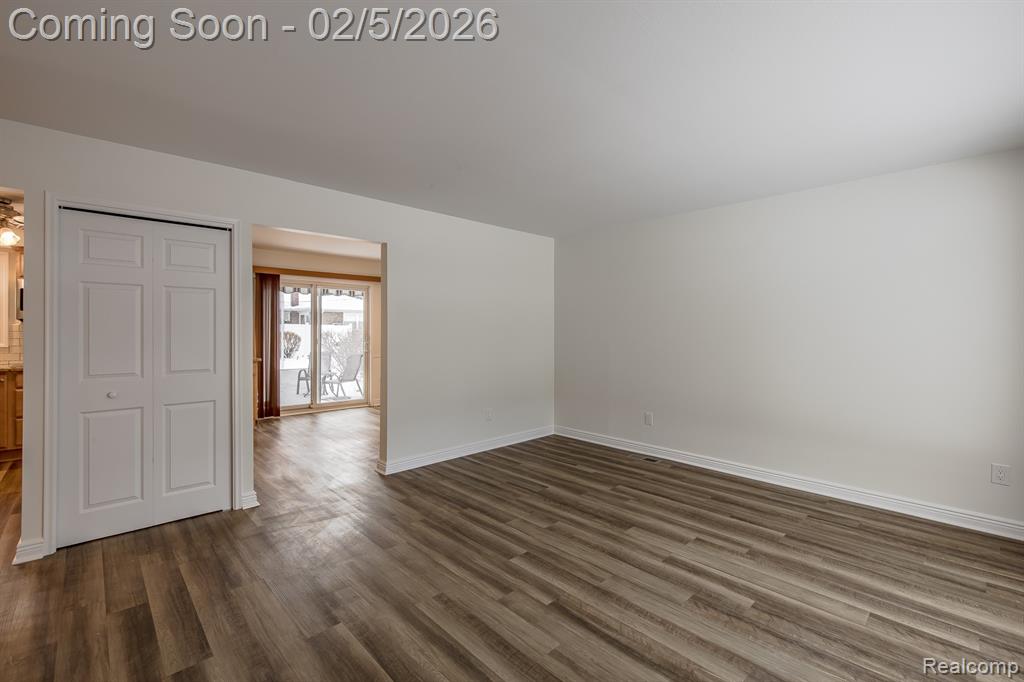 21123 Laurelwood Street, Farmington, MI 48336 — Photo 6