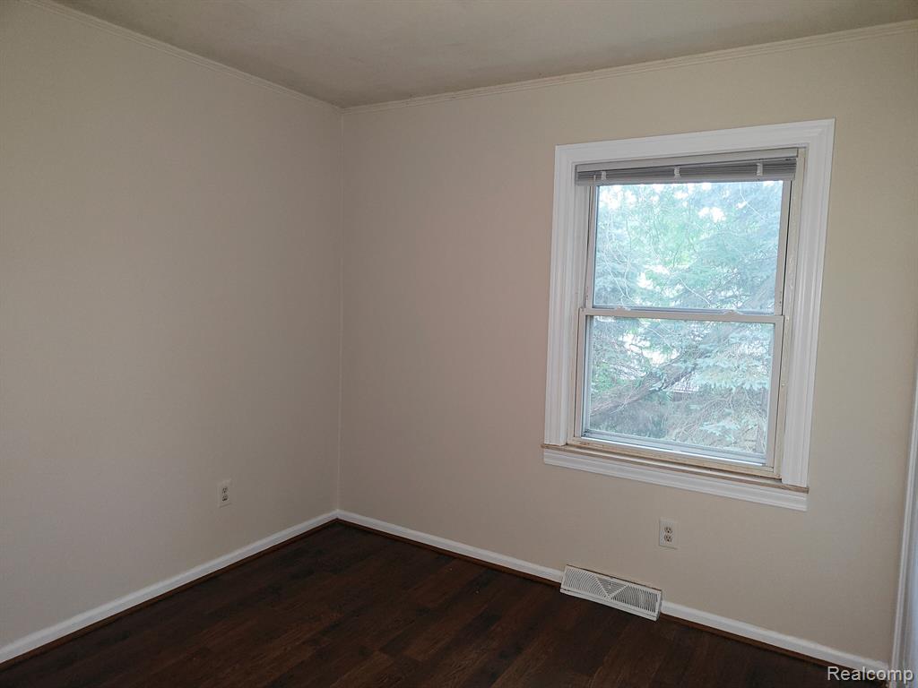 472 ROBBE Avenue, Belleville, MI 48111 — Photo 8