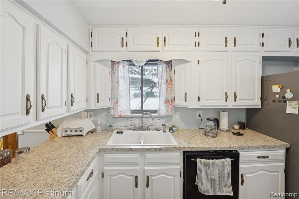 707 Briarwood Lane, Fenton, MI 48430 — Photo 7