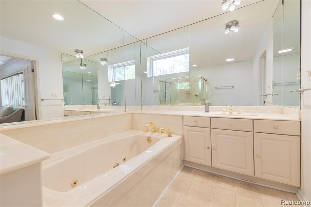 9422 Hawthorne Glen Drive, Grosse Ile, MI 48138 — Photo 28