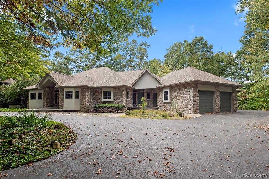 9736 Cross Creek Drive, South Lyon, MI 48178 — Photo 37