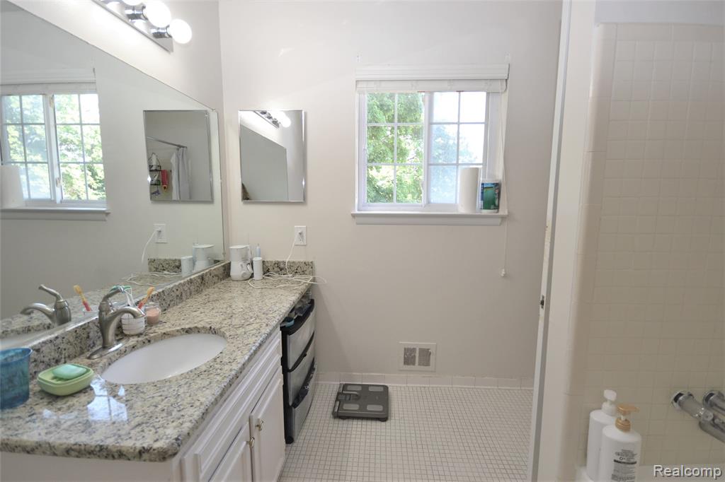559 Fox Hills Drive N, Bloomfield Hills, MI 48304 — Photo 10