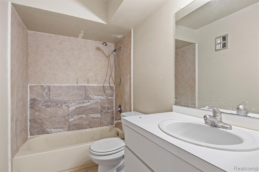 112 PRINCETON Drive, South Lyon, MI 48178 — Photo 10