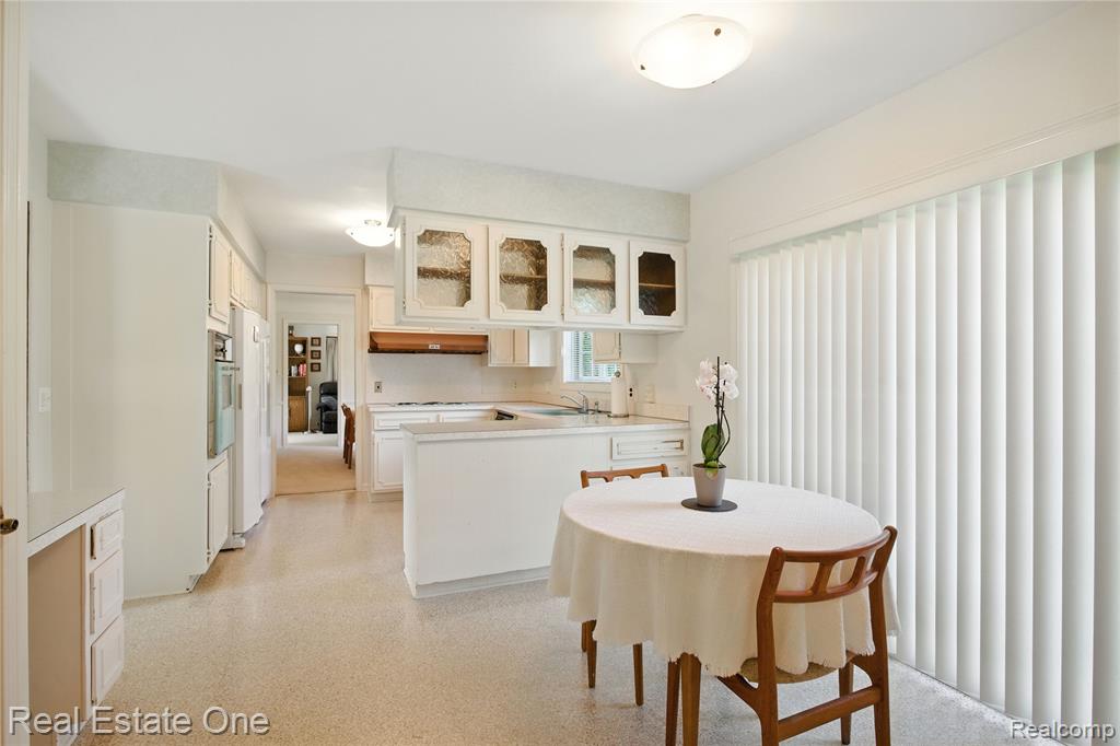 604 Longford Drive, Rochester Hills, MI 48309 — Photo 17