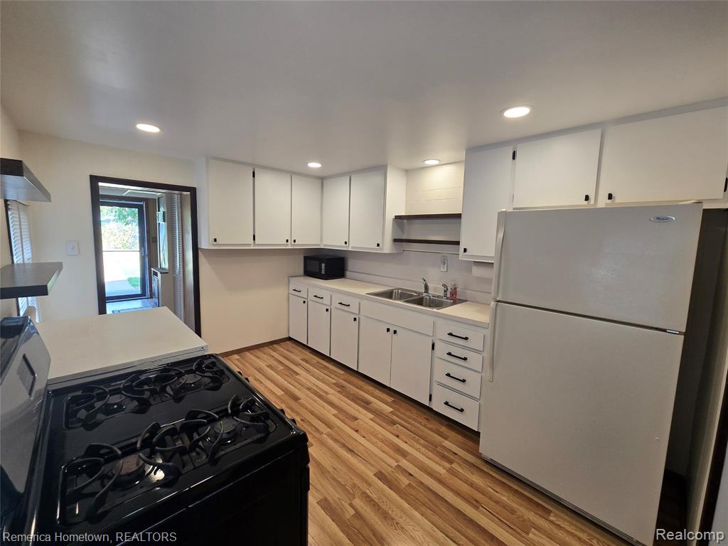 8991 LakeView Drive, White Lake, MI — Photo 17