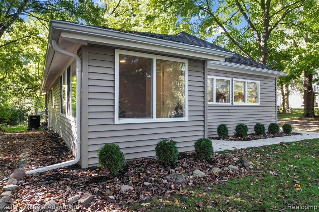 7466 LONGWORTH Drive, Brighton, MI 48116 — Photo 2