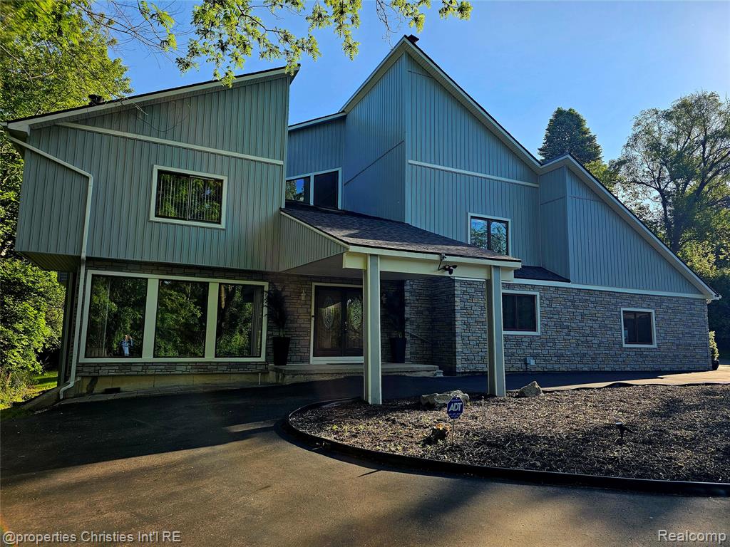 1830 Lone Pine Road, Bloomfield Hills, MI 48302