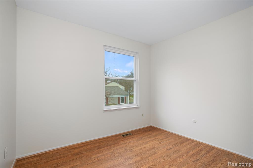 381 NEPTUNE Drive, Walled Lake, MI 48390 — Photo 19