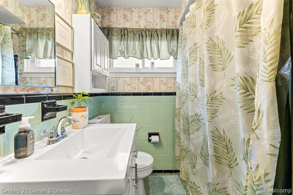 22151 Whitmore Street, Oak Park, MI 48237 — Photo 18