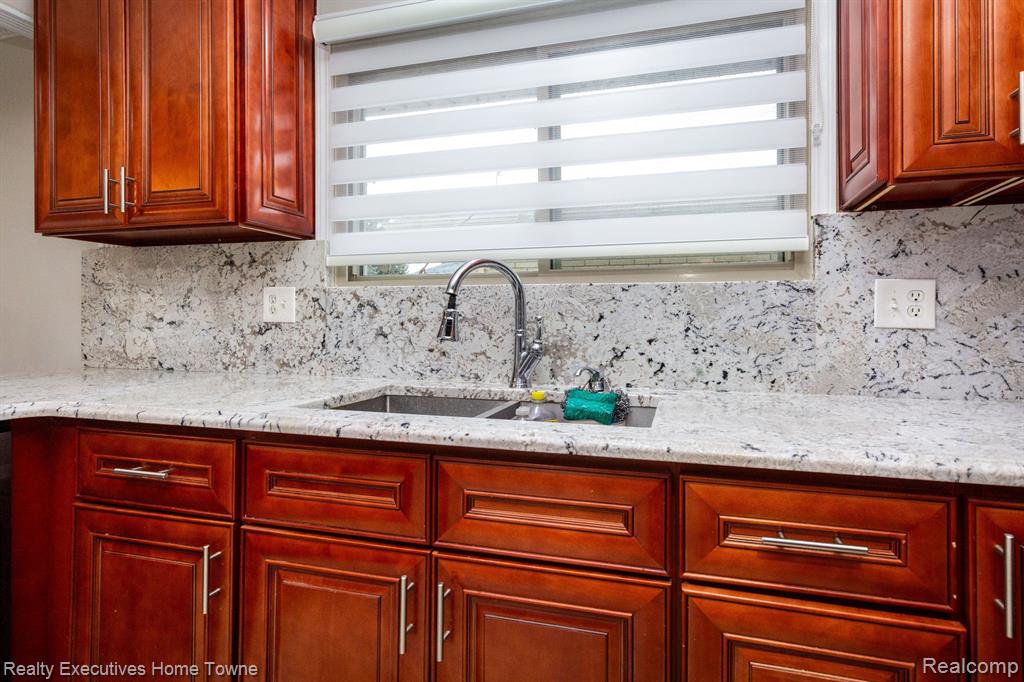 39654 EDGEMONT Drive, Sterling Heights, MI 48310 — Photo 16