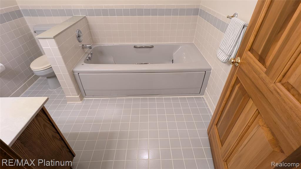 4066 W Knoll, Milford, MI 48380 — Photo 38
