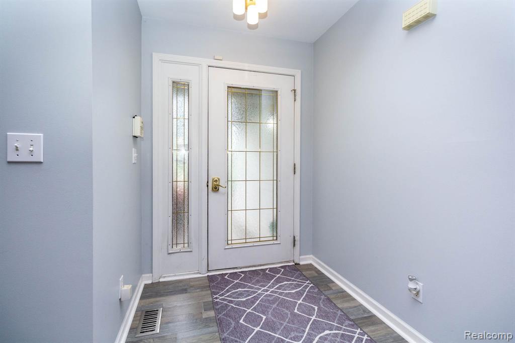 6075 Davison Road, Burton, MI 48509 — Photo 4