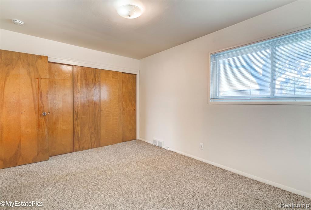 8242 RICKIE Lane, Westland, MI — Photo 16