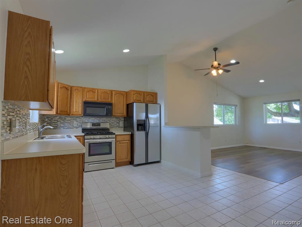 643 DETROIT Avenue, Lake Orion, MI 48362 — Photo 5