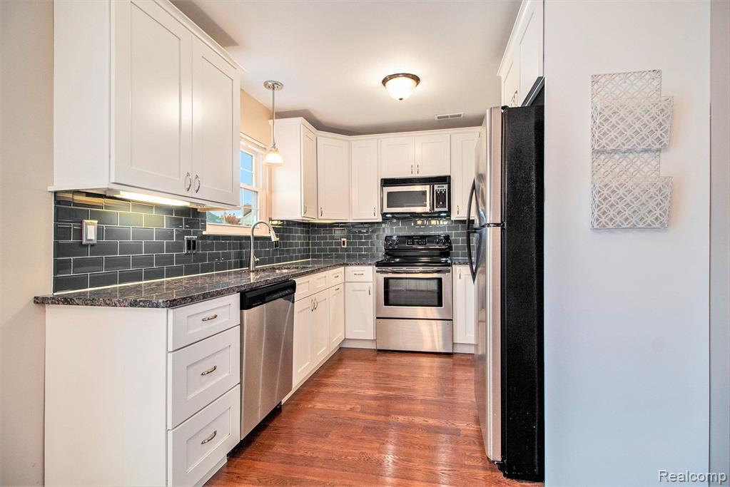131 W KENILWORTH Avenue, Royal Oak, MI 48067 — Photo 12