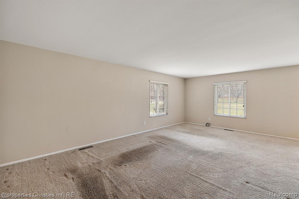 636 E FOX HILLS Drive, Bloomfield Hills, MI 48304 — Photo 11